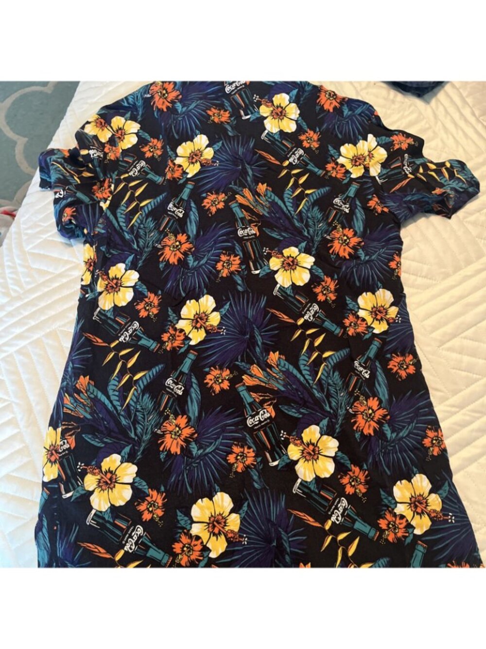 Mens button down shirt Coca Cola classic hawaiian size small - Picture 4 of 4